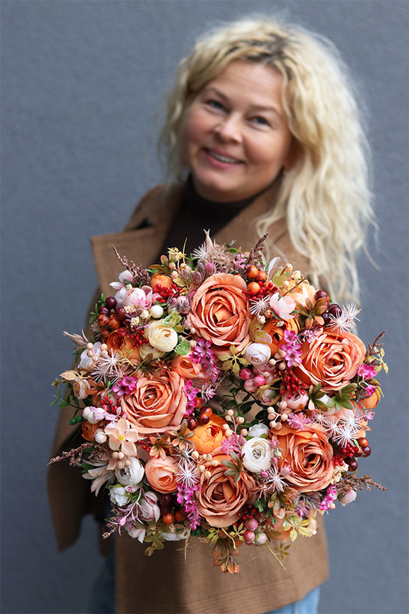 Morelita, jesienny wianek z pomarańczowymi różami