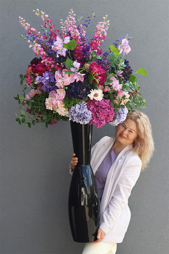 Bellrose, wielki dekoracyjny bukiet w wazonie