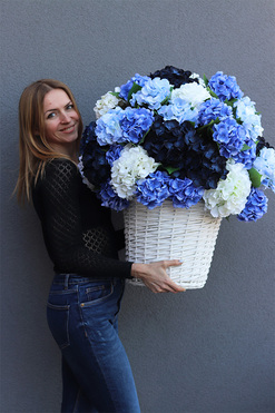 Karenao Hortensje Blue 2, kosz z hortensjami, wym.70×50cm