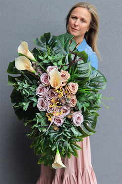 Bliskość Cappuccino Goldi 2, kompozycja nagrobna w naczyniu łódce, wym.70x96cm