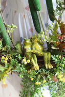 Majowy Romans, boski wianek na drzwi z żabami