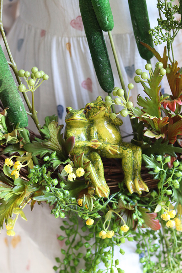 Majowy Romans, boski wianek na drzwi z żabami