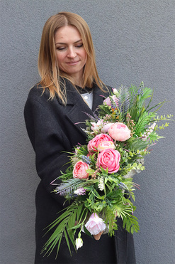 Reja 2, kompozycja kwiatowa w konarze, wym.26x82x27cm