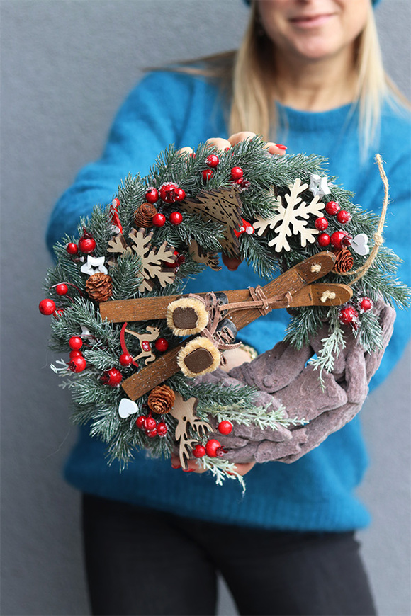 Velvetove Narty, asymetryczny zimowy wianek