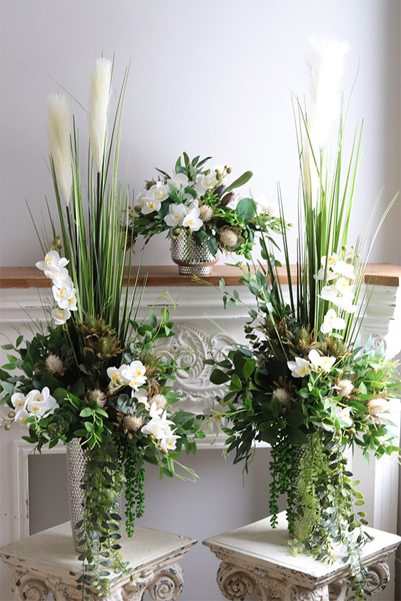 Dekoria Villano, kompozycja z orchideą w srebrnej donicy