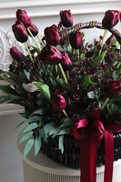 Bordotte Grande, tulipany w koszu