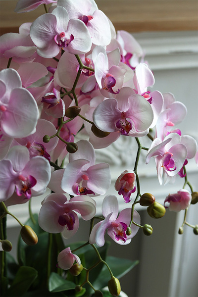 Różowe Chwile, sztuczny storczyk w białej donicy