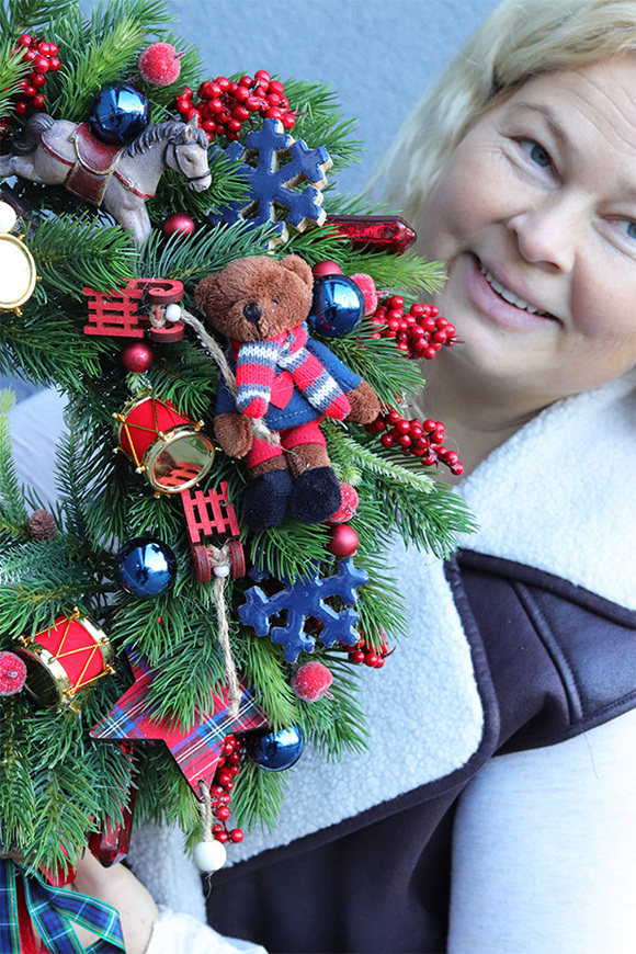 Święta u Misiów, świąteczny wianek na drzwi