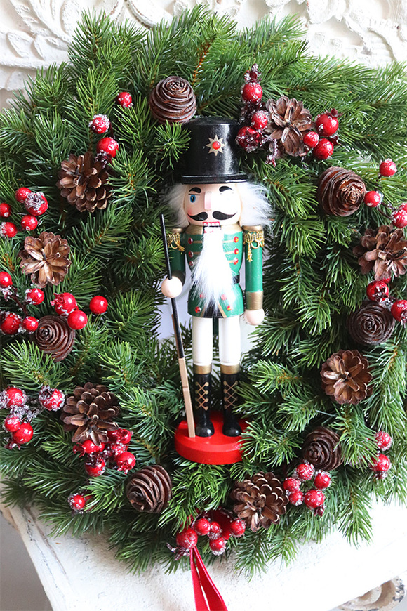 Dziadek do Orzechów Nature, świąteczny wianek na drzwi