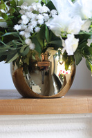 Bella Bianco Small, kompozycja kwiatowa w złotym naczyniu