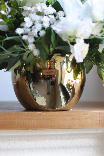 Bella Bianco Small, kompozycja kwiatowa w złotym naczyniu