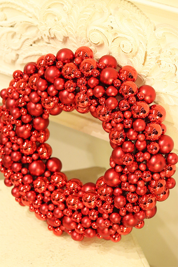 Pandora Red, świąteczny wianek ze szklanych bombek na drzwi