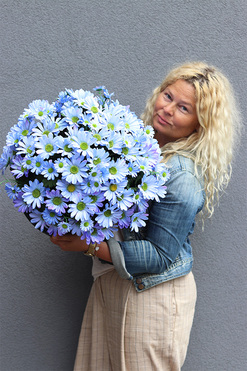 Letnie Kwiaty Blue, kompozycja nagrobna w misie, wym.43x44cm 