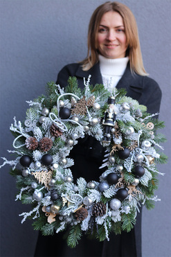 Dziadek Mróz, świąteczny srebrno - czarny wianek, śr.50cm 