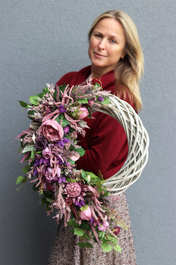 Liliowe, asymetryczny wianek do powieszenia, dł.63cm, śr.40cm