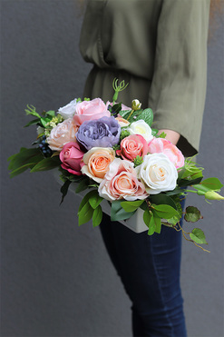 Alana Bellatia, kompozycja kwiatowa w białej donicy, wym.20x48cm 