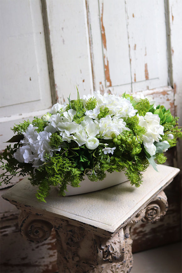 Jullista, biała kompozycja kwiatowa, wym.26x53cm 