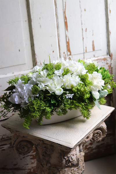 Jullista, biała kompozycja kwiatowa, wym.26x53cm 