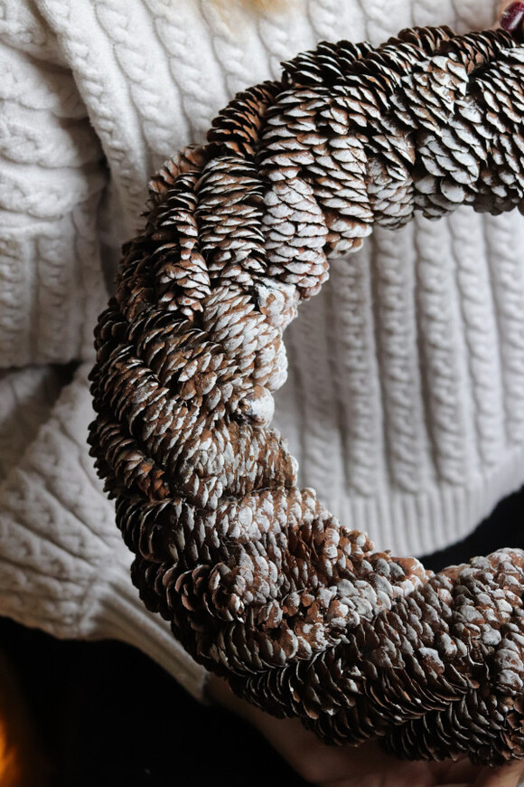 Cone Rolls, dekoracyjny wianek z szyszek	