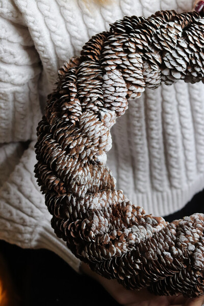 Cone Rolls, dekoracyjny wianek z szyszek	