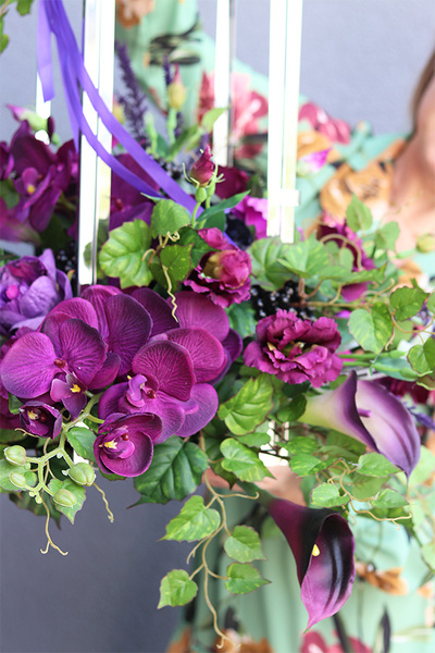 Angelo Garden Purple, kompozycja kwiatowa ze srebrnym lampionem, wys.64cm   