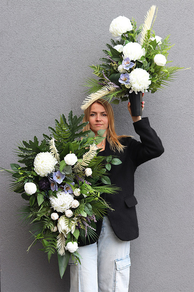 Nelema White 2, biała wiązanka nagrobna z chryzantemami