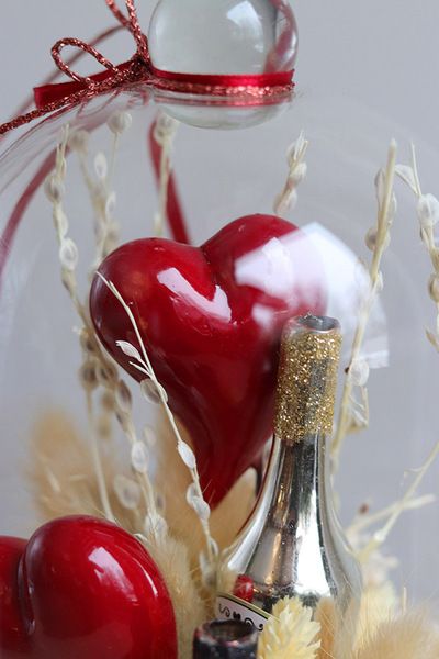 Amore, walentynkowa kompozycja pod szklanym kloszem