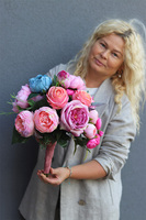 Caryca Renato 2, bogaty bukiet z peoniami