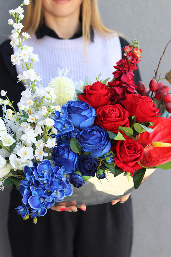 Wyborcza, kompozycja kwiatowa w donicy