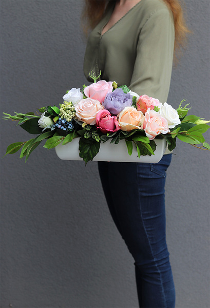 Alana Bellatia, kompozycja kwiatowa w białej donicy, wym.20x48cm 