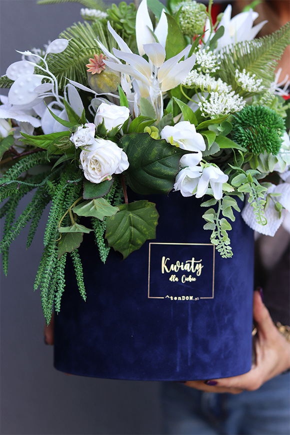 Green Line, granatowy flowerbox z białymi kwiatami