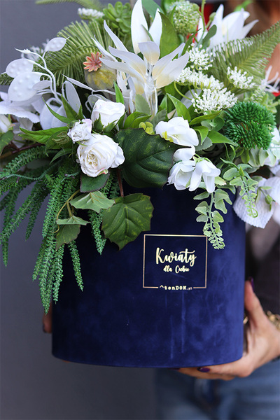 Green Line, granatowy flowerbox z białymi kwiatami