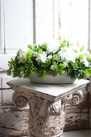 Jullista, biała kompozycja kwiatowa, wym.26x53cm 