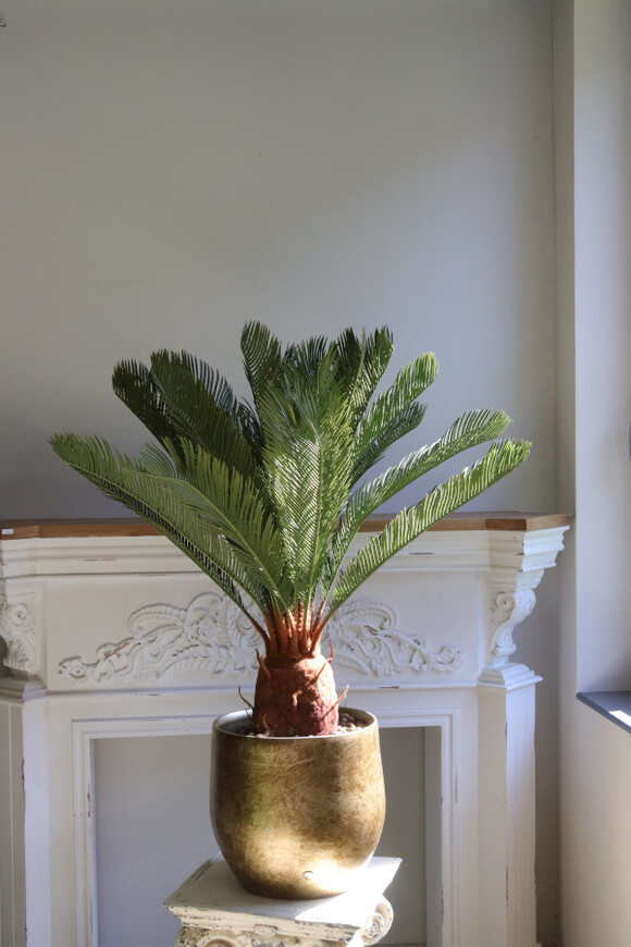 Cykas Gold Hilton, sztuczna roślina w złotej donicy