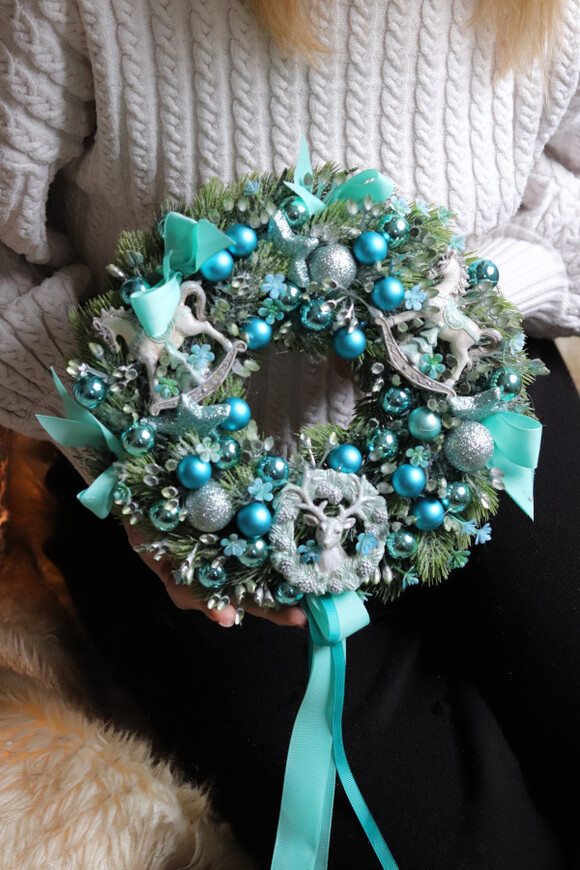 Miętowa Bajka, świąteczny wianek z bombkami