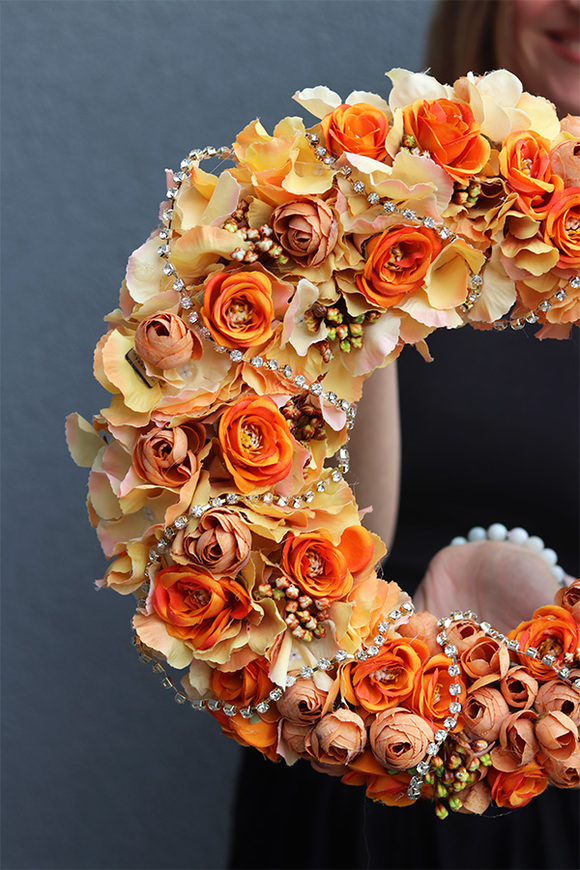 Orangia Rose, pomarańczowy wianek na drzwi z kryształkami