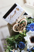 bardzo urocza koperta / flowerbox z czekoladą, Gisani Chocolates, wym.30x38cm  