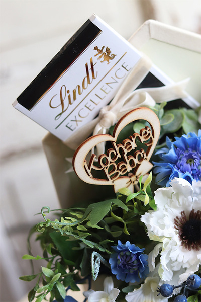 bardzo urocza koperta / flowerbox z czekoladą, Gisani Chocolates, wym.30x38cm  