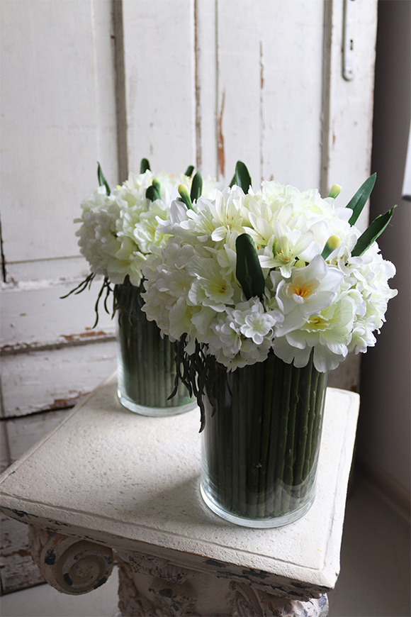 bukiet białych narcyzów i hortensji w szklanym wazonie, Relissa 2, wys.32cm