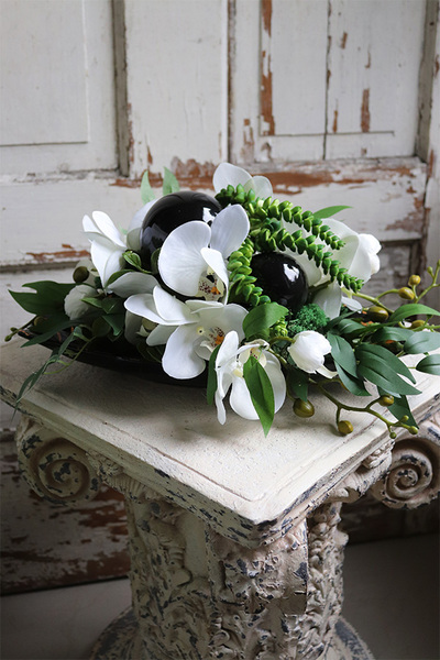 Dekoria Goldie, kompozycja z orchideą na czarnej paterze, wym.17x39cm  