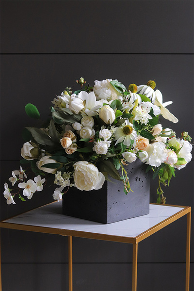 Torrino Romanea, biała kompozycja kwiatowa