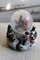 świąteczna Kula Śnieżna Mikołaj przy Choince