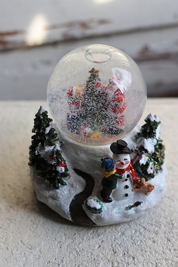 świąteczna Kula Śnieżna Mikołaj przy Choince