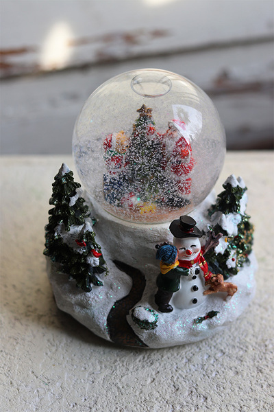 świąteczna Kula Śnieżna Mikołaj przy Choince