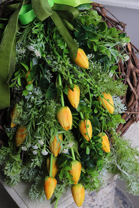 Żółta Energia 2, wiosenny wieniec nagrobny z tulipanami