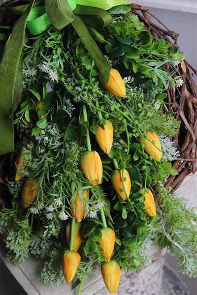 Żółta Energia 2, wiosenny wieniec nagrobny z tulipanami