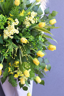 Żółta Energia, wiosenna wiązanka nagrobna z tulipanami, dł.90cm