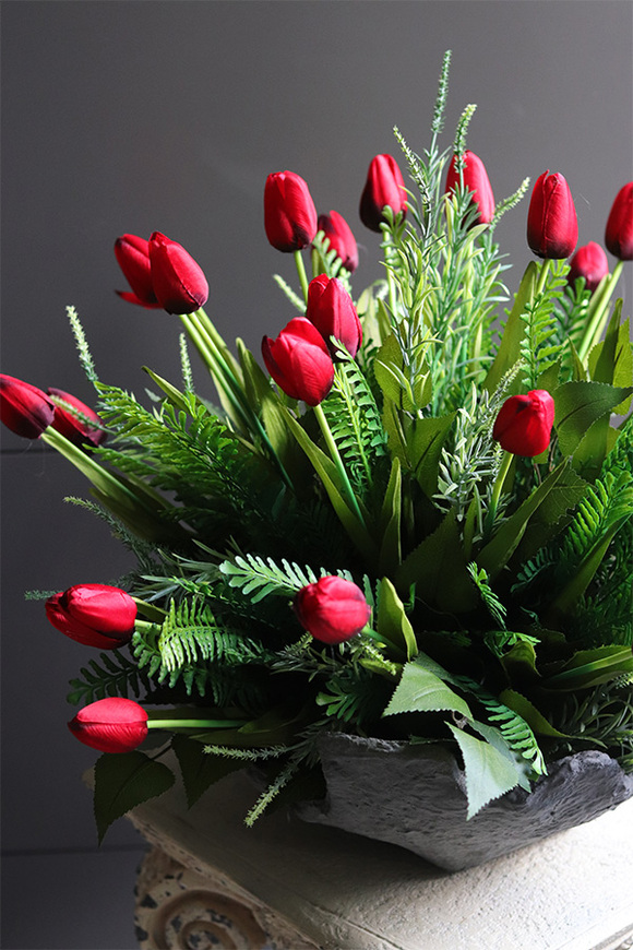 Czerwone Tulippe Volcan, kompozycja nagrobna w misie