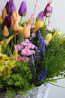 Viosenna, wiosenna dekoracja nagrobna z tulipanami