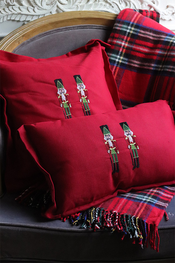 Xmas Nutcrackers, świąteczna poduszka, czerwona	